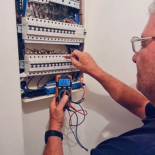 בדיקת לוח חשמל