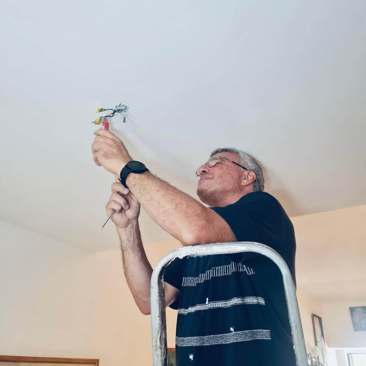 חשמלאי מקצועי